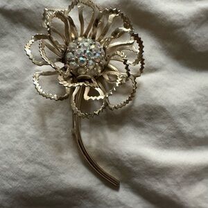 Elegant Gold Flower Brooch